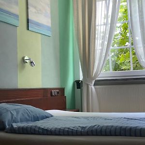 Zimmer mit Kingsize-Bett